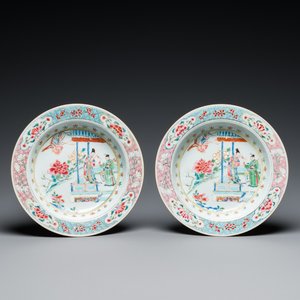 Een paar Chinese famille rose 'Xi Xiang Ji' borden, Yongzheng — foto 1
