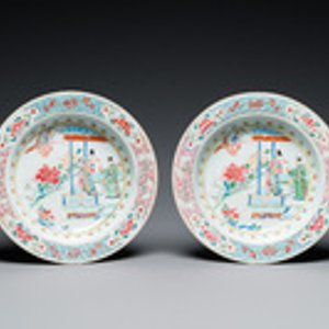 Een paar Chinese famille rose 'Xi Xiang Ji' borden, Yongzheng — foto 2