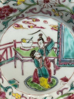 Een paar Chinese famille rose 'Xi Xiang Ji' koppen en schotels, Yongzheng — foto 11