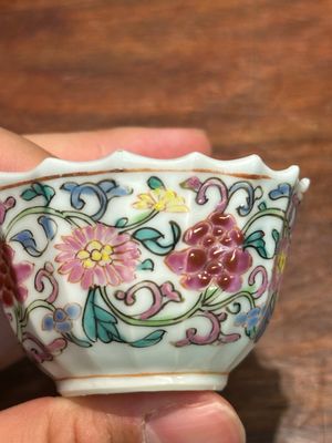 Een paar Chinese famille rose 'Xi Xiang Ji' koppen en schotels, Yongzheng — foto 18