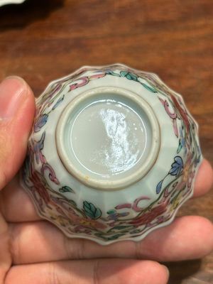 Een paar Chinese famille rose 'Xi Xiang Ji' koppen en schotels, Yongzheng — foto 19