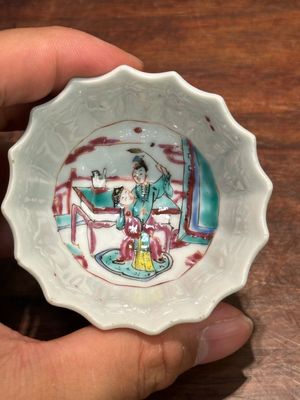 Een paar Chinese famille rose 'Xi Xiang Ji' koppen en schotels, Yongzheng — foto 2
