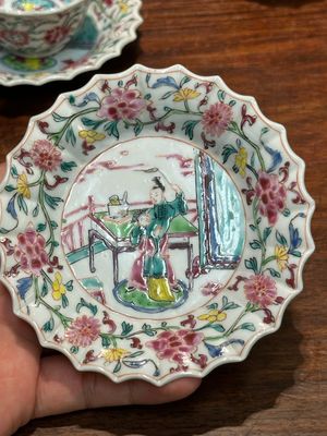Een paar Chinese famille rose 'Xi Xiang Ji' koppen en schotels, Yongzheng — foto 23