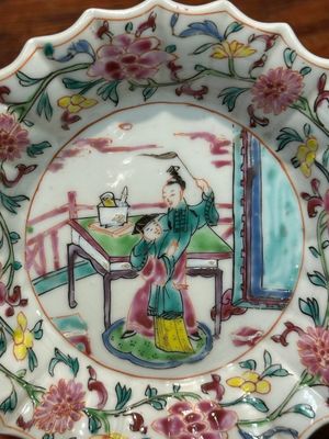 Een paar Chinese famille rose 'Xi Xiang Ji' koppen en schotels, Yongzheng — foto 24