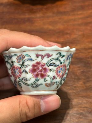 Een paar Chinese famille rose 'Xi Xiang Ji' koppen en schotels, Yongzheng — foto 4