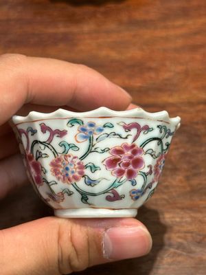 Een paar Chinese famille rose 'Xi Xiang Ji' koppen en schotels, Yongzheng — foto 5
