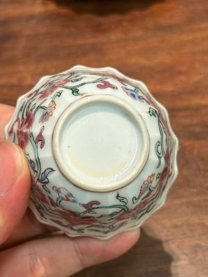 Een paar Chinese famille rose 'Xi Xiang Ji' koppen en schotels, Yongzheng — foto 6