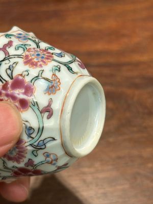 Een paar Chinese famille rose 'Xi Xiang Ji' koppen en schotels, Yongzheng — foto 7