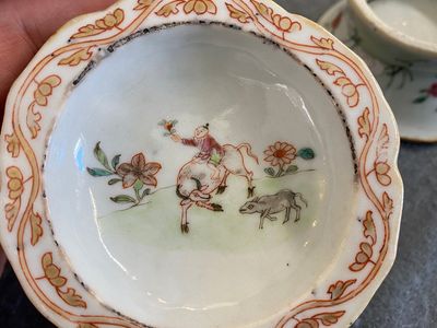 Een paar Chinese famille rose zoutvaten met jongens op buffels, Qianlong — foto 5