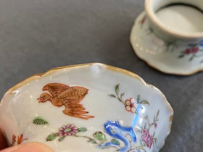 Een paar Chinese famille rose zoutvaten met jongens op buffels, Qianlong — foto 6