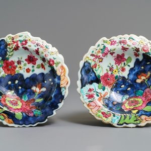 Een paar Chinese famille rose zoutvaten met 'tabaksbladeren' decor, Qianlong — foto 1
