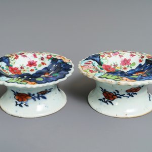 Een paar Chinese famille rose zoutvaten met 'tabaksbladeren' decor, Qianlong — foto 2