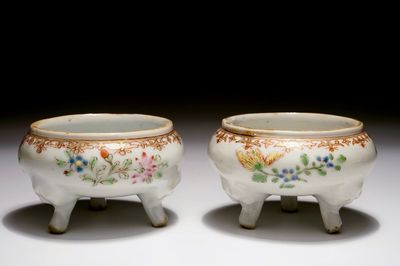 Een paar Chinese famille rose zoutvaten op pootjes, Qianlong