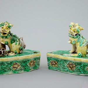 Een paar Chinese famille verte biscuit wierookhouders, Kangxi — foto 1