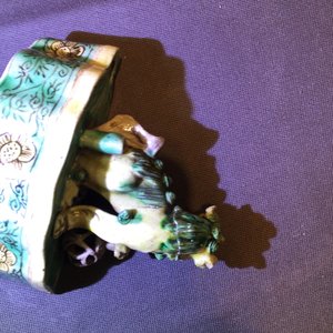 Een paar Chinese famille verte biscuit wierookhouders, Kangxi — foto 11