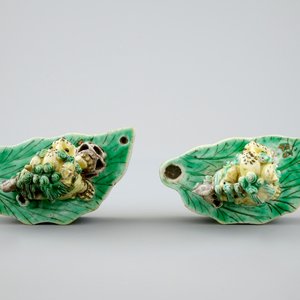 Een paar Chinese famille verte biscuit wierookhouders, Kangxi — foto 6