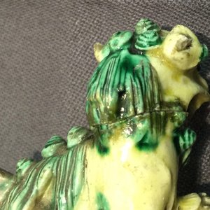 Een paar Chinese famille verte biscuit wierookhouders, Kangxi — foto 9