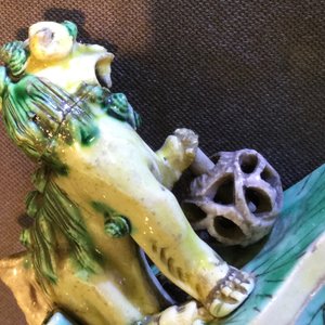 Een paar Chinese famille verte biscuit wierookhouders, Kangxi — foto 10