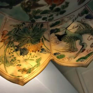 Een paar Chinese famille verte borden in lotusvorm, Kangxi — foto 11