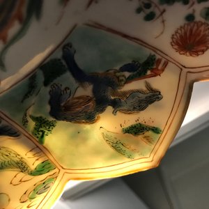 Een paar Chinese famille verte borden in lotusvorm, Kangxi — foto 9