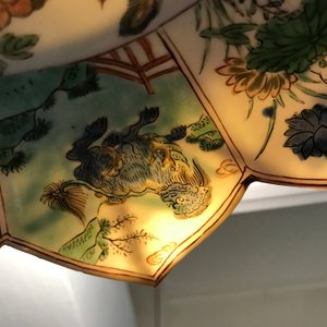Een paar Chinese famille verte borden in lotusvorm, Kangxi — foto 3