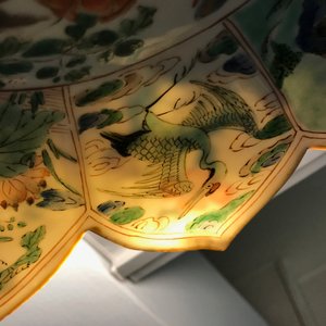 Een paar Chinese famille verte borden in lotusvorm, Kangxi — foto 10