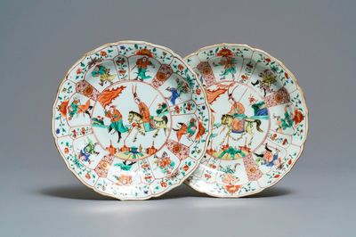 Een paar Chinese famille verte borden in lotusvorm met Mu Guiying, Kangxi