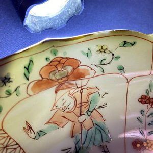 Een paar Chinese famille verte borden in lotusvorm met Mu Guiying, Kangxi — foto 4
