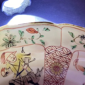 Een paar Chinese famille verte borden in lotusvorm met Mu Guiying, Kangxi — foto 5