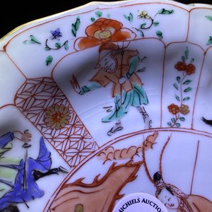 Een paar Chinese famille verte borden in lotusvorm met Mu Guiying, Kangxi — foto 9