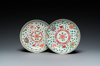 Een paar Chinese famille verte borden, Kangxi