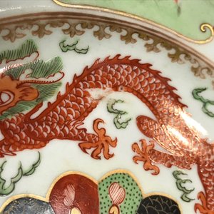 Een paar Chinese famille verte borden met draken en feniksen, Qianlong — foto 3