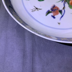 Een paar Chinese famille verte borden met eenden in een lotusvijver, Kangxi — foto 5
