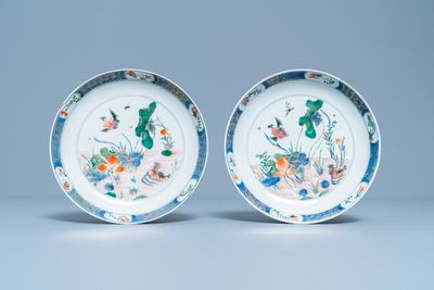 Een paar Chinese famille verte borden met eenden in een lotusvijver, Kangxi
