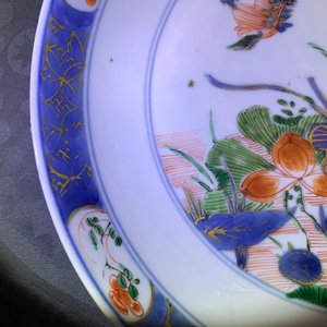 Een paar Chinese famille verte borden met eenden in een lotusvijver, Kangxi — foto 9