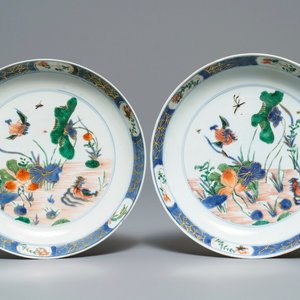 Een paar Chinese famille verte borden met eenden in een lotusvijver, Kangxi — foto 1