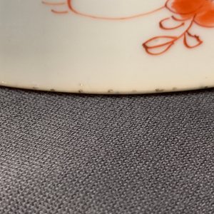 Een paar Chinese famille verte borden met poederblauwe fondkleur, Kangxi — foto 3