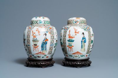 Een paar Chinese famille verte dekselpotten, Kangxi