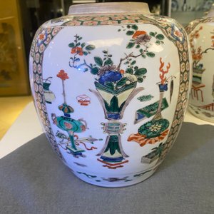 Een paar Chinese famille verte dekselpotten, Kangxi — foto 17