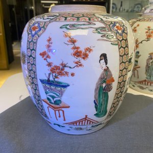 Een paar Chinese famille verte dekselpotten, Kangxi — foto 18