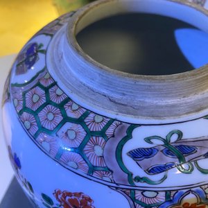 Een paar Chinese famille verte dekselpotten, Kangxi — foto 19