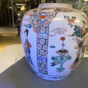 Een paar Chinese famille verte dekselpotten, Kangxi — foto 27
