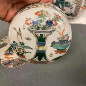 Een paar Chinese famille verte dekselpotten, Kangxi — foto 32