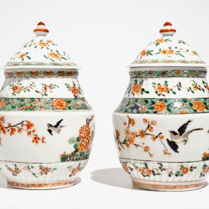 Een paar Chinese famille verte dekselvaasjes, Kangxi — foto 3