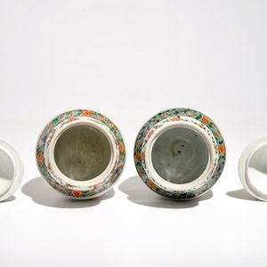 Een paar Chinese famille verte dekselvaasjes, Kangxi — foto 5