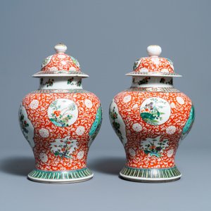 Een paar Chinese famille verte dekselvazen, 19/20e eeuw — foto 4