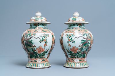 Een paar Chinese famille verte dekselvazen, Kangxi merk, 19e eeuw