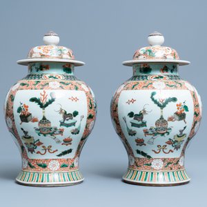 Een paar Chinese famille verte dekselvazen, Kangxi merk, 19e eeuw — foto 3