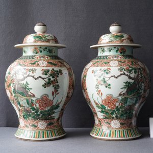 Een paar Chinese famille verte dekselvazen, Kangxi merk, 19e eeuw — foto 7