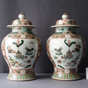 Een paar Chinese famille verte dekselvazen, Kangxi merk, 19e eeuw — foto 8